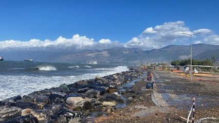 DENİZ SEVİYESİNİN YÜKSELDİĞİ İSKENDERUN'DA BALIKÇI BARINAĞI SU ALTINDA
