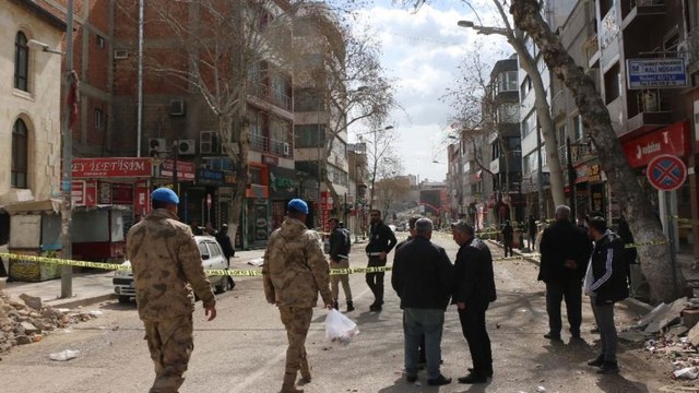 Ağır hasarlı binada sallanma ihbarı yapıldı, cadde kapatıldı