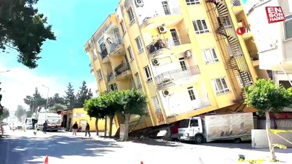 Hatay'da yıkılan 5 katlı binayı kamyonet ayakta tutuyor