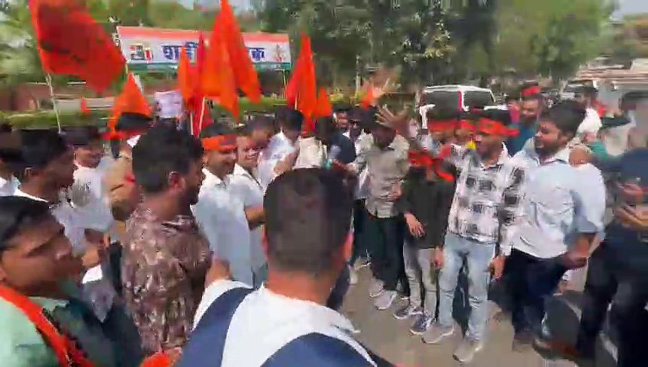 अखिल भारतीय विद्यार्थी परिषद के कार्यकर्ता प्रदर्शन