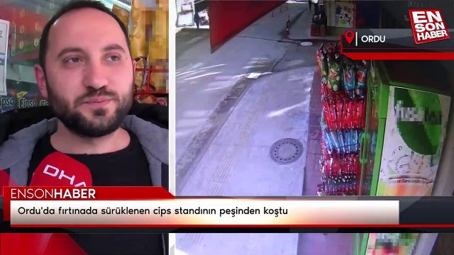 Ordu'da fırtınada sürüklenen cips standının peşinden koştu