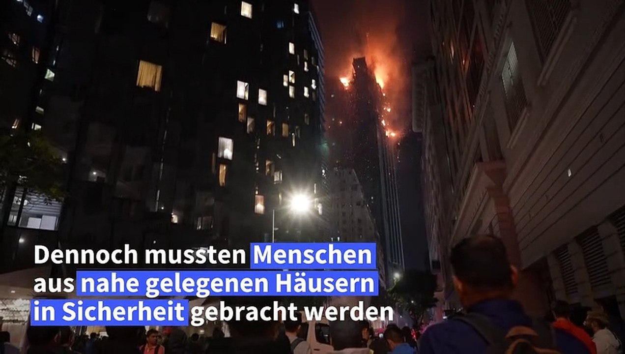 In Hongkong steht ein Wolkenkratzer in Flammen