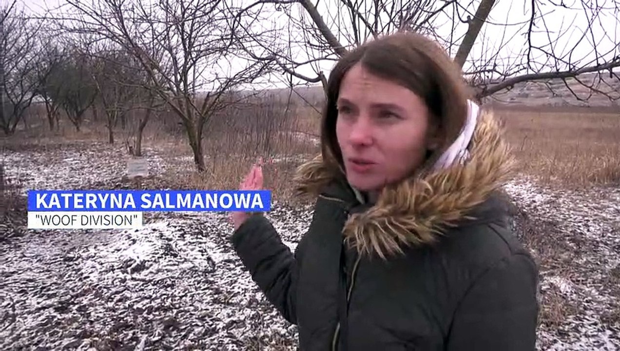 'Für mich ist er ein Held': Helfer versorgen Hunde in der Ost-Ukraine