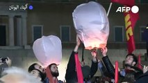 إطلاق مصابيح في سماء أثينا تكريما لضحايا كارثة القطار