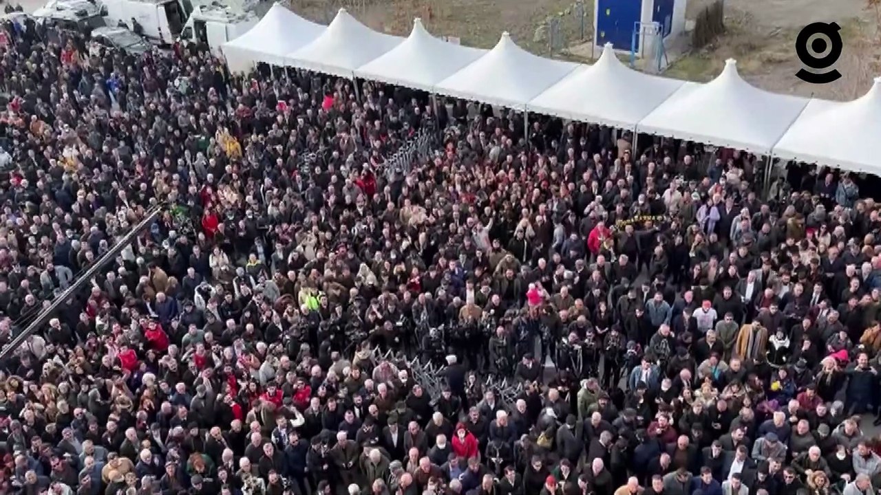 Saadet Partisi önünde toplanan kalabalık "Halkın umudu Kılıçdaroğlu" sloganıyla Millet İttifakı liderlerini bekliyor
