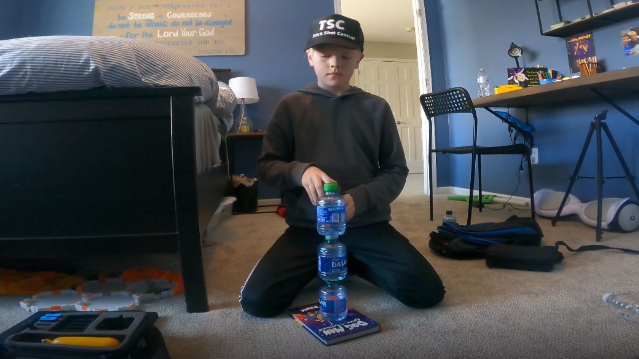 *Bottle flip challenge* Boy manages to make incredible quintuple tower by flip-landing bottles