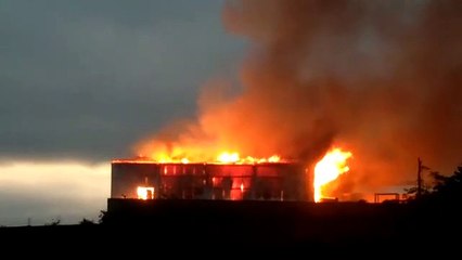 Empresa de Sabáudia fica destruída após incêndio