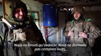 A Bakhmout, des soldats ukrainiens se reposent avant de retourner au front