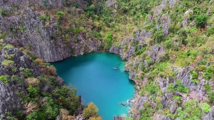 Banquete de erizos en laguna azul de ensueño - Desolado con Ed Stafford - Discovery Latinoamérica