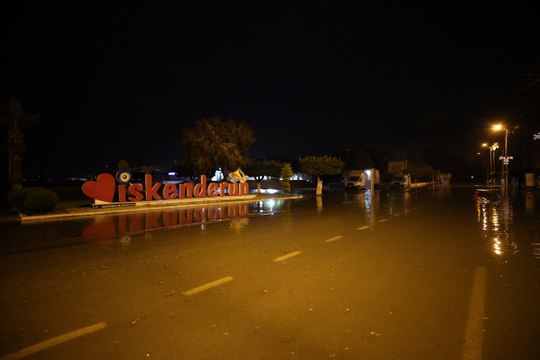 İskenderun'da Lodos denizi yükseltti