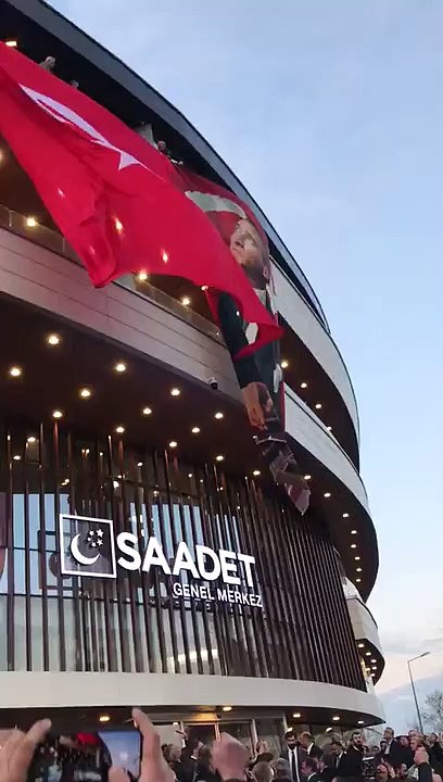 Saadet Partisi Genel Merkezi'ne Atatürk bayrağı asıldı: "Mustafa Kemal'in Askerleriyiz" sloganları