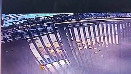 Vagoneta es impactada de costado por un vehículo y luego se da a la fuga