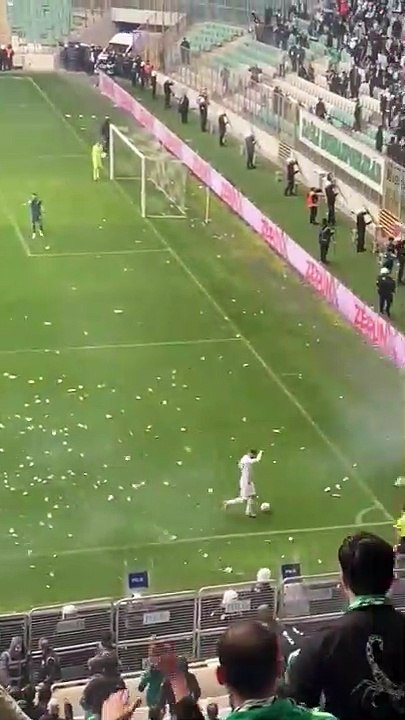 Projectiles et balles de pistolet sur le terrain, un match turc vrille totalement