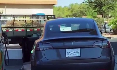 Mettre de l'essence dans sa Tesla... électrique