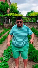 أول ظهور للتركي ياسين جنكيز برقصة البطن الجائع بعد غياب بسبب الزلزال