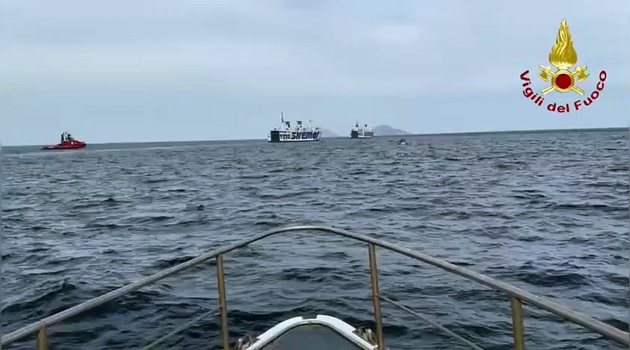 Eolie, incendio a bordo di un traghetto Siremar. Trainato in cantiere a Messina