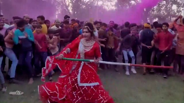 Mathura Holi Celebration II Devotes Play Holi at Shrikrishn Janbhumi Temple