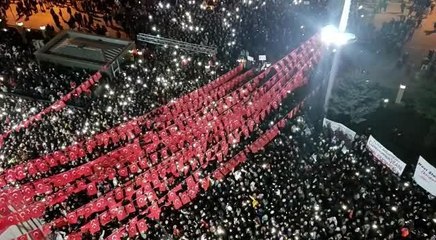 CHP Genel Merkezi'nde Vatandaşlar, Millet İttifakı Cumhurbaşkanı Adayı Olan Kılıçdaroğlu'nu "Hak Hukuk Adalet" Sloganı Atarak Bekliyor