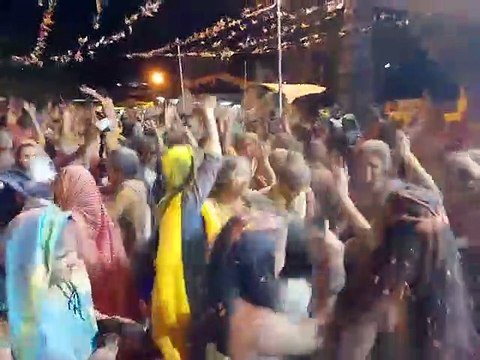 Video- मंदिर में जमकर उड़ा रंग गुलाल, बरसे फूल