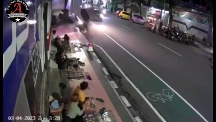 Detik-Detik Mobil APV tabrak Tiang di Kota Blitar