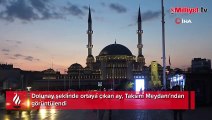 Taksim Meydanı'ndan görüntülen Ay, kartpostallık manzara oluşturdu