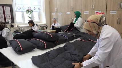 TERMAL KUMAŞLARDAN UYKU TULUMU YAPIP DEPREM BÖLGESİNE GÖNDERİYORLAR