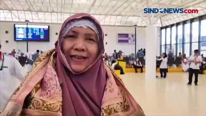 Bawa Boneka Unta Demi Cucu, Nenek Ini Rela Pakai Gamis Berlapis