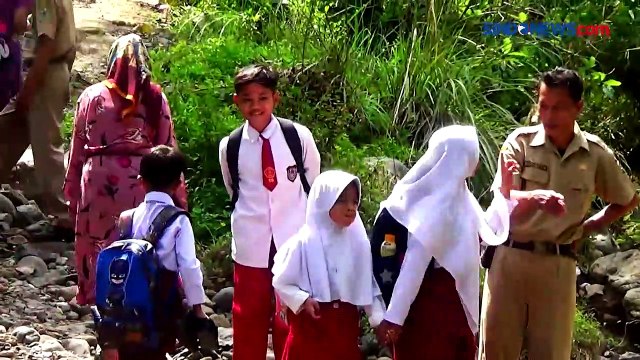 Tak Ada jembatan, Siswa SD di Banjarnegara Terpaksa Sebrangi Sungai Deras