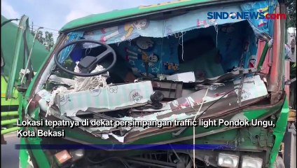 Video herunterladen: Hindari Mobil, Truk Kontainer Tabrak Tiang Listrik di Persimpangan Pondok Ungu