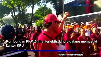 Tampil Unik, Rombongan Kader PDIP Curi Perhatian di Kantor KPU