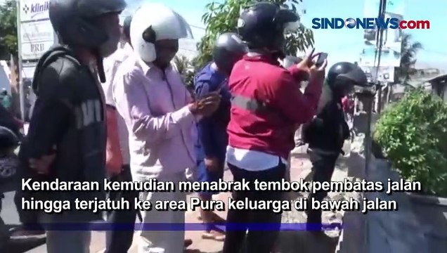 Mobil Pikap Penjual Tahu Bulat Tabrak Pura di Gianyar