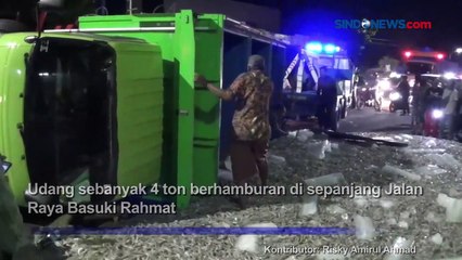 Truk Muatan Udang Tumpah di Jalur Pantura