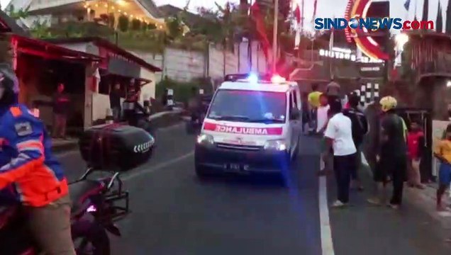 Detik-detik Mobil Terjun ke Jurang di Mojokerto, Evakuasi Korban Berlangsung Dramatis