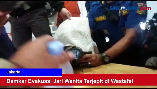 Damkar Evakuasi Jari Wanita Terjepit di Wastafel