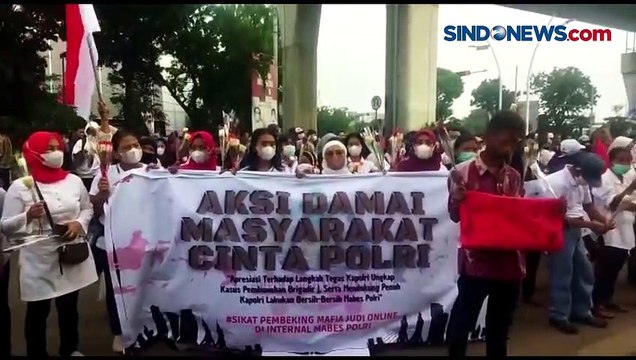 Massa Cinta Polri Bentuk Bendera Merah Putih dari Mawar di Mabes Polri