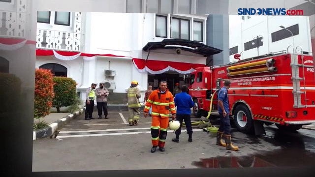 Gedung DPRD Jabar Terbakar, Petugas Pemadam Berjibaku Padamkan Api