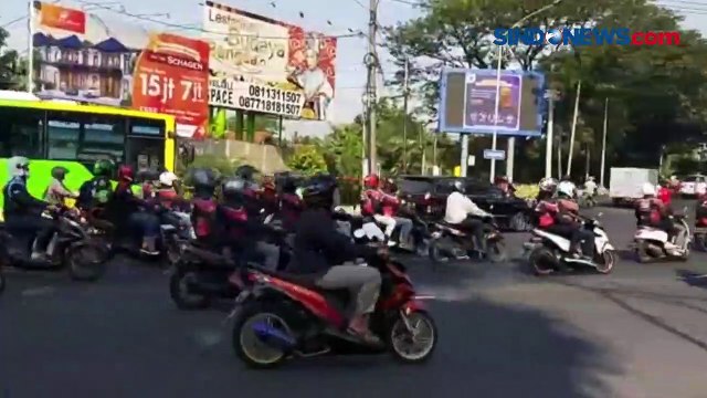 Ratusan Pengemudi Ojol di Surabaya Gelar Aksi di Kantor DPRD, ini Tuntutannya