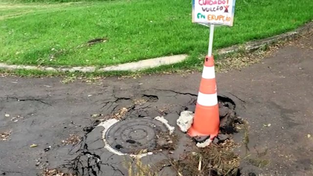 Cuidado! Vulcão em erupção! Moradores sinalizam buraco com cone na Rua Visconde do Rio Branco