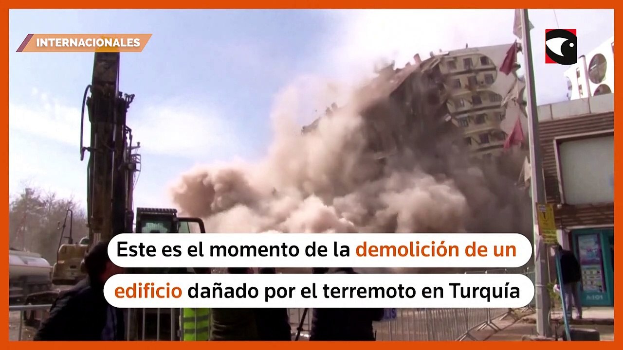 Tras una demolición controlada, derribaron un edificio que fue dañado por el terremoto en Turquía