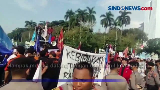 Massa Mahasiswa Tangerang Kepung Patung Kuda, Demo Tolak Kenaikan Harga BBM, Ban Mulai Dibakar