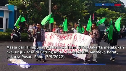 Aksi Tolak Kenaikan Harga BBM, Massa HMI Jakarta Bawa Pocong