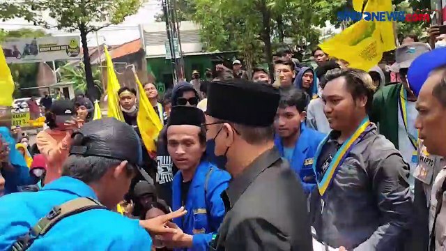 Tolak Kenaikan Harga BBM, Mahasiswa Buka Paksa Kantor DPRD Indramayu