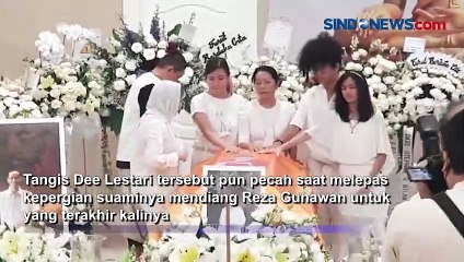 Tangis Dewi Lestari Pecah saat Upacara Penutupan Peti Jenazah Reza Gunawan