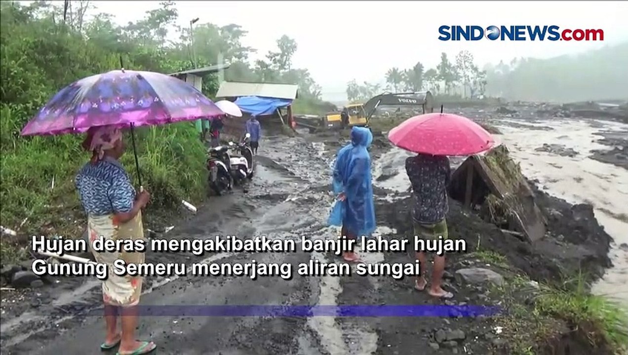 Banjir Lahar Gunung Semeru Terjang Dua Alat Berat Tambang Pasir