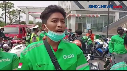Orderan Lagi Sepi, Pengemudi Ojol dan Angkot di Muara Baru Senang Dapat Beras dari Polisi
