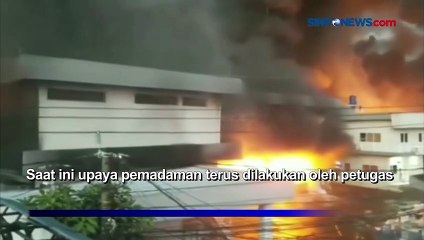 Download Video: Gudang JNE Terbakar di Depok, 10 Mobil Pemadam Dikerahkan