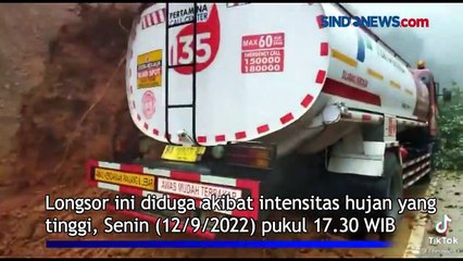 Lagi! Longsor Sitinjau Lauik Padang Timbun Badan Jalan, Macet Parah