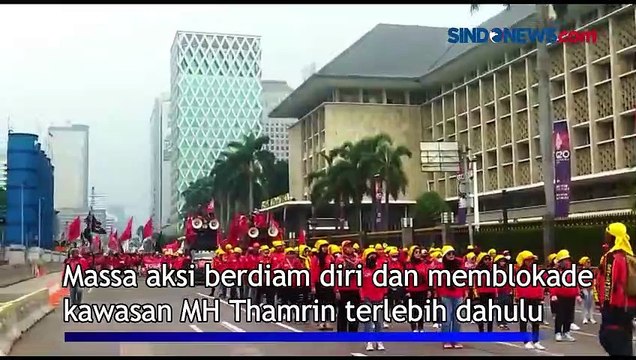 Demo Tolak Kenaikan BBM, Massa Buruh Kasbi Blokade Jalan MH Thamrin Menuju Patung Kuda