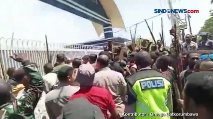 Jadi Tersangka, Rumah Pribadi Gubernur Papua Dijaga Ketat Massa Bersenjata Busur dan Panah