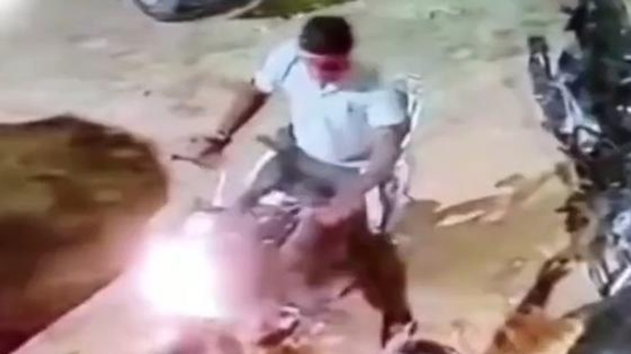 चंदौली: सीसीटीवी कैमरे में कैद हुई 'शर्मनाक करतूत', देखिए लाइव वीडियो